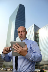 Uomo d'affari con tablet con gratacieli sullo sfondo