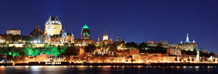 Fototapeta na wymiar Quebec City at night