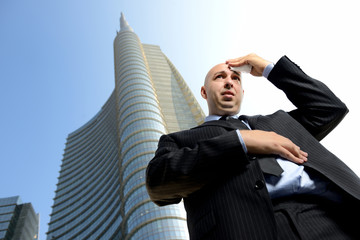 uomo d'affari in difficoltà davanti ai grattacieli