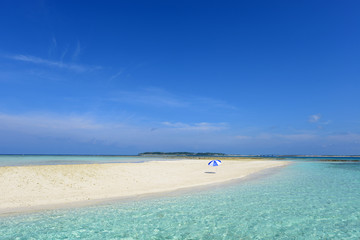美しい沖縄のビーチと夏空