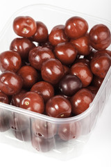 cerezas sobre fondo blanco