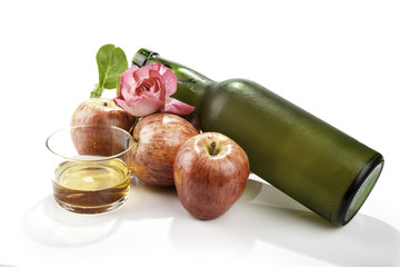 manzanas junto a una botella de sidra natural