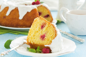 Kugelhopf with raspberries and icing.