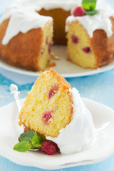 Kugelhopf with raspberries and icing.