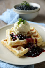 Vanillewaffeln mit Eis und Blaubeeren