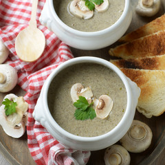 Cremige Egerlingsuppe