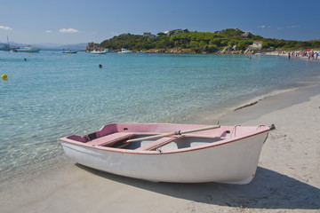 Fototapeta na wymiar Mały różowy łodzi na wyspie Santa Maria