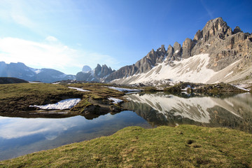 Fototapeta na wymiar jezior planów i Monte Paterno (Dolomity)