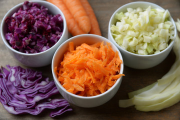 Rotkohl-, Weißkohl- und Möhrensalat