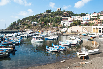 Fototapeta na wymiar port w Ustica wyspy, Sycylia