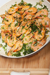 Fried shrimps with the garlic and the parsley