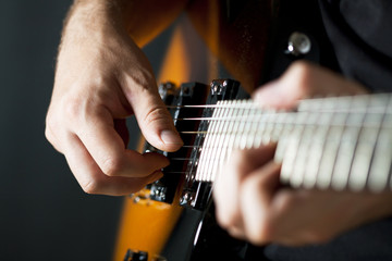Fototapeta na wymiar Mężczyzna gra na gitarze