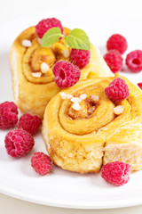 Cinnamon rolls with fresh raspberries