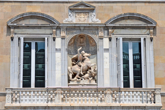 Balcon de la Generalitat de Catalunya. Estatua Sant Jordi