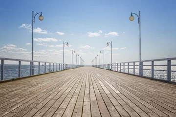 Foto op Plexiglas Oude lege houten pier over de kust met kopieerruimte © rangizzz