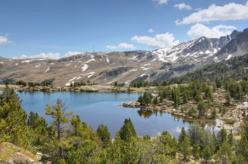 Fototapeta na wymiar górskie jezioro w Andorze