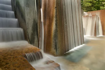 Papier Peint photo autocollant Fontaine Public Park Water Fountain with Stair Steps