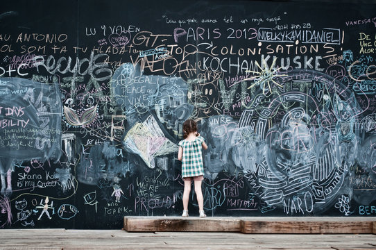 petite fille et tableau noir à paris-plage 2013