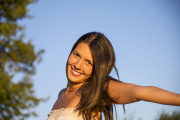 Naklejka premium very attractive brunette woman outdoors at sunset