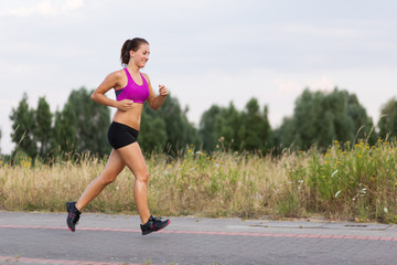 Frau joggt in der Natur