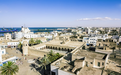 Vue depuis les hauteurs sur le port et la Médina de Sousse Tun