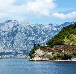 Fototapeta na wymiar Górski krajobraz i stara latarnia morska w zatoce Kotor, Czarnogóry.