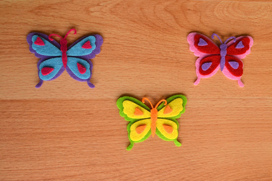 Mariposas de colores sobre fondo rústico de madera