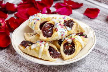 Delicious cakes filled with marmalade, decorated with icing