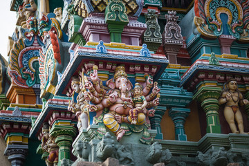 Fototapeta na wymiar Gopurams świątyni Meenakshi