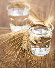 Korn - Schnaps mit Korn auf Holzbrett