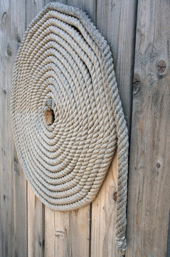 spirale de cordage tress&eacute; sur fond en bois 1