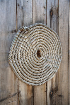 spirale de cordage tress&eacute; sur fond en bois 2