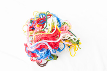 Bouts de laine multicolore