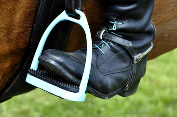 Steigbügel mit Reitstiefel
