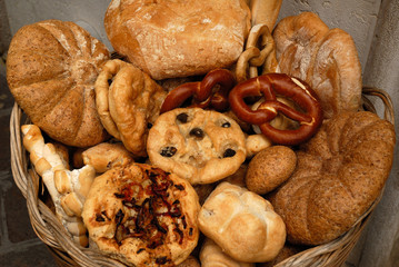 Brotkorb mit verschiedenen Brotsorten