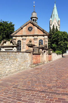 Alexiuskapelle und Domturm in Paderborn