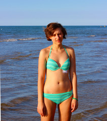 ragazza al mare