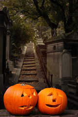 Obraz premium kürbisfratzen auf dem friedhof