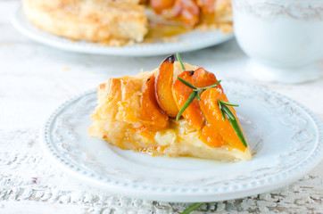 Tart with apricot and cheese