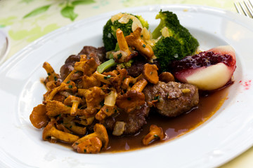 Reh - Schnitzel mit Pfifferlingen, Preiselbeeren