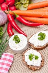 hausgemachter frischer kräuterquark mit brot und gemüse