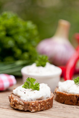 hausgemachter frischer kräuterquark mit brot und gemüse