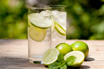 gesundes erfrischungsgetränk mineralwasser mit limetten
