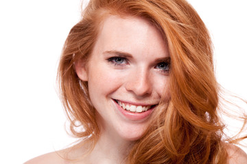 Fototapeta premium attraktive junge frau mit roten haaren und sommersprossen