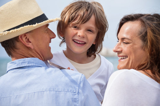 gl&uuml;ckliche familie mit kinder im sommer urlaub am meer