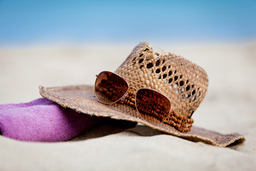 sonnenschutz im urlaub strohhut hut mit sonnencreme