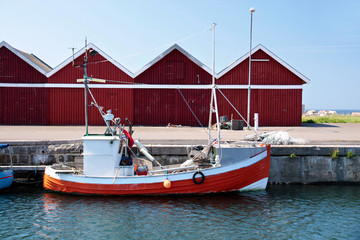 Kleines, rotes Fischerboot