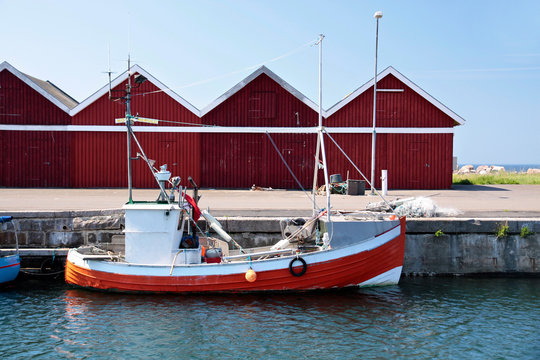 Kleines, rotes Fischerboot