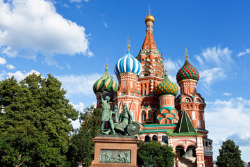 Fototapeta na wymiar Saint Basil cathedral in Moscow