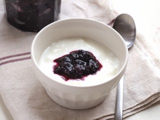 ブルーベリージャムを添えたヨーグルト